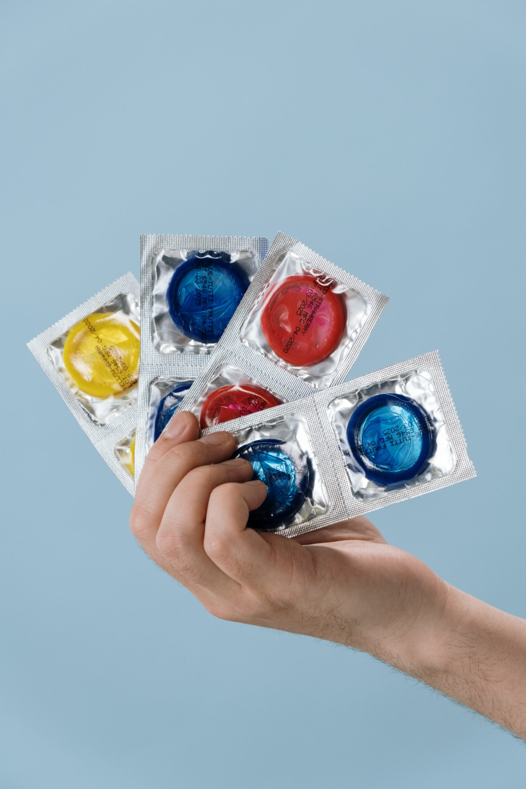 Kondome in einer Hand
